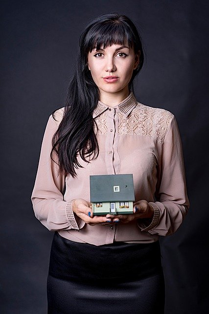 Retrato serio de una profesional, representando la palabra y la credibilidad de un agente de seguros
